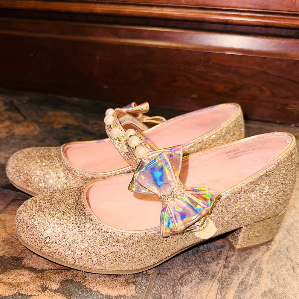 Girls size 2 glittery gold dress shoes, excellent condition